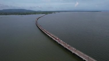 Pasak Chonlasit Barajı, Lopburi, Tayland, Asya 'nın güneydoğusundaki yüzen trenin hava görüntüsü.