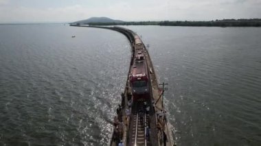 Pasak Chonlasit Barajı, Lopburi, Tayland, Asya 'nın güneydoğusundaki yüzen trenin hava görüntüsü.