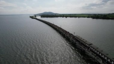 Pasak Chonlasit Barajı, Lopburi, Tayland, Asya 'nın güneydoğusundaki yüzen trenin hava görüntüsü.
