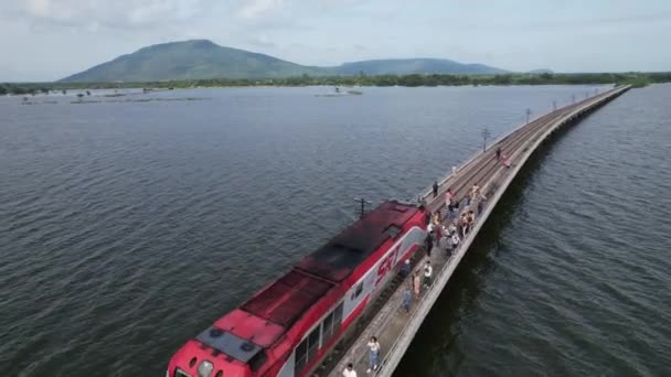 Flygfoto Över Det Flytande Tåget Pasak Chonlasit Dam Lopburi Thailand — Stockvideo