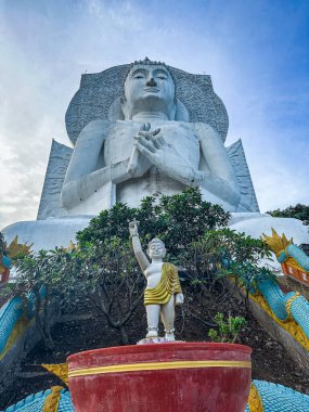 Wat Tham Phrao Krang tapınağının havadan görünüşü Lopburi, Tayland, Güney Asya