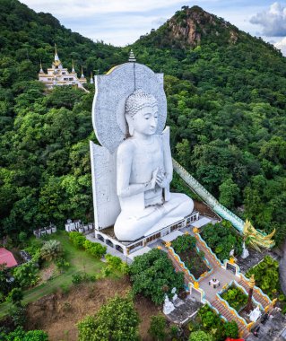 Wat Tham Phrao Krang tapınağının havadan görünüşü Lopburi, Tayland, Güney Asya