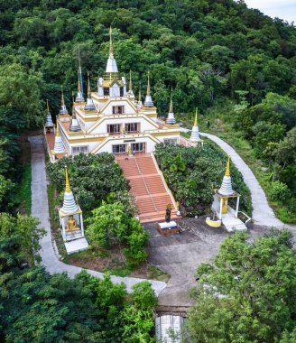 Wat Tham Phrao Krang tapınağının havadan görünüşü Lopburi, Tayland, Güney Asya