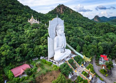 Wat Tham Phrao Krang tapınağının havadan görünüşü Lopburi, Tayland, Güney Asya
