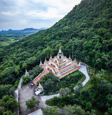 Wat Tham Phrao Krang tapınağının havadan görünüşü Lopburi, Tayland, Güney Asya