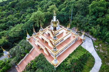 Wat Tham Phrao Krang tapınağının havadan görünüşü Lopburi, Tayland, Güney Asya