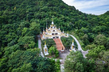 Wat Tham Phrao Krang tapınağının havadan görünüşü Lopburi, Tayland, Güney Asya