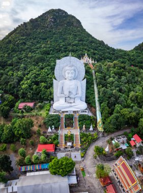 Wat Tham Phrao Krang tapınağının havadan görünüşü Lopburi, Tayland, Güney Asya