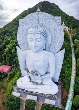 Wat Tham Phrao Krang tapınağının havadan görünüşü Lopburi, Tayland, Güney Asya