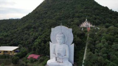 Wat Tham Phrao Krang tapınağının havadan görünüşü Lopburi, Tayland, Güney Asya