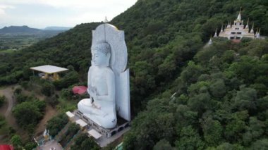 Wat Tham Phrao Krang tapınağının havadan görünüşü Lopburi, Tayland, Güney Asya