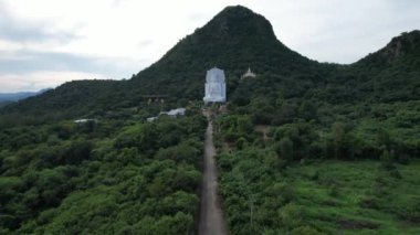 Wat Tham Phrao Krang tapınağının havadan görünüşü Lopburi, Tayland, Güney Asya