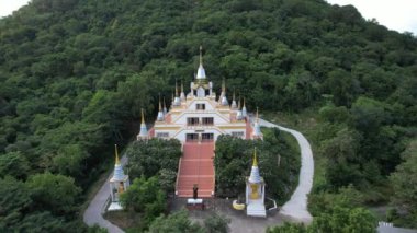 Wat Tham Phrao Krang tapınağının havadan görünüşü Lopburi, Tayland, Güney Asya