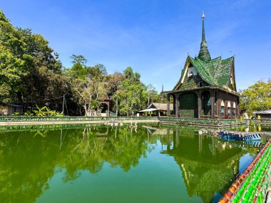 Wat Pa Maha Chedi Kaew ya da Wat Lan Khuad bira tapınağı ya da Tayland, Sisaket 'teki bir milyon şişe tapınağı. Yüksek kalite fotoğraf