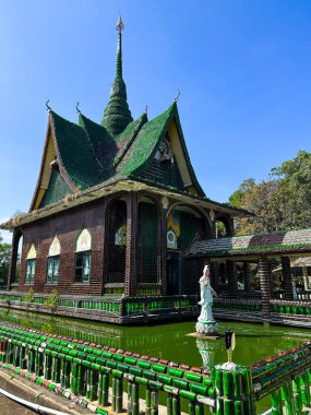 Wat Pa Maha Chedi Kaew ya da Wat Lan Khuad bira tapınağı ya da Tayland, Sisaket 'teki bir milyon şişe tapınağı. Yüksek kalite fotoğraf