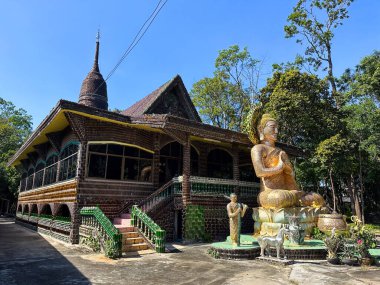 Wat Pa Maha Chedi Kaew ya da Wat Lan Khuad bira tapınağı ya da Tayland, Sisaket 'teki bir milyon şişe tapınağı. Yüksek kalite fotoğraf