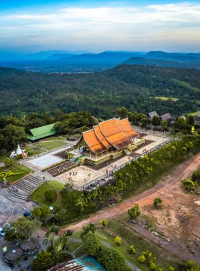 Wat Sirindhorn Wararam 'ın Ubon, Tayland, Güney Doğu Asya' daki parlayan tapınağı.