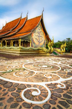 Wat Sirindhorn Wararam Ubon, Tayland, Güney Doğu Asya 'da parlayan tapınak