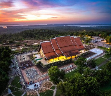 Wat Sirindhorn Wararam 'ın Ubon, Tayland, Güney Doğu Asya' daki parlayan tapınağı.