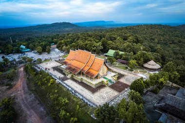 Wat Sirindhorn Wararam 'ın Ubon, Tayland, Güney Doğu Asya' daki parlayan tapınağı.