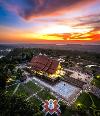 Wat Sirindhorn Wararam 'ın Ubon, Tayland, Güney Doğu Asya' daki parlayan tapınağı.