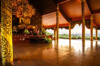 Wat Sirindhorn Wararam Ubon, Tayland, Güney Doğu Asya 'da parlayan tapınak