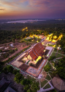 Wat Sirindhorn Wararam 'ın Ubon, Tayland, Güney Doğu Asya' daki parlayan tapınağı.