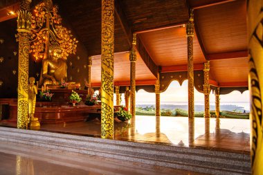 Wat Sirindhorn Wararam Ubon, Tayland, Güney Doğu Asya 'da parlayan tapınak