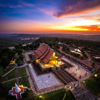 Wat Sirindhorn Wararam 'ın Ubon, Tayland, Güney Doğu Asya' daki parlayan tapınağı.