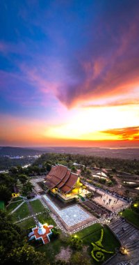 Wat Sirindhorn Wararam 'ın Ubon, Tayland, Güney Doğu Asya' daki parlayan tapınağı.