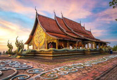 Wat Sirindhorn Wararam Ubon, Tayland, Güney Doğu Asya 'da parlayan tapınak