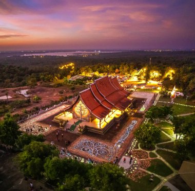 Wat Sirindhorn Wararam 'ın Ubon, Tayland, Güney Doğu Asya' daki parlayan tapınağı.