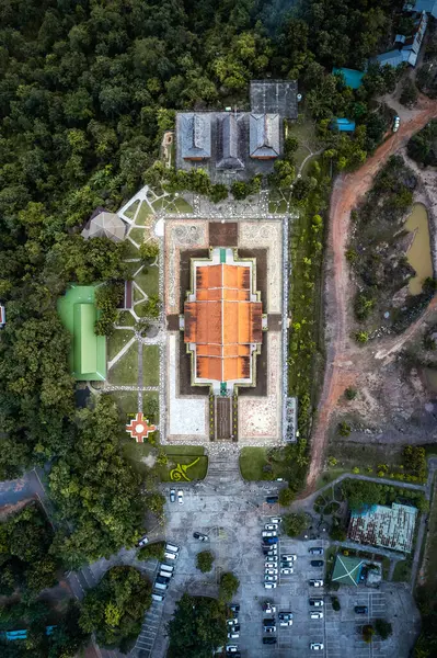 Wat Sirindhorn Wararam 'ın Ubon, Tayland, Güney Doğu Asya' daki parlayan tapınağı.