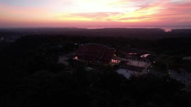 Wat Sirindhorn Wararam 'ın Ubon, Tayland, Güney Doğu Asya' daki parlayan tapınağı.