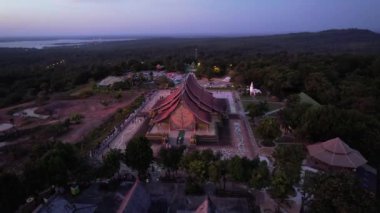 Wat Sirindhorn Wararam 'ın Ubon, Tayland, Güney Doğu Asya' daki parlayan tapınağı.