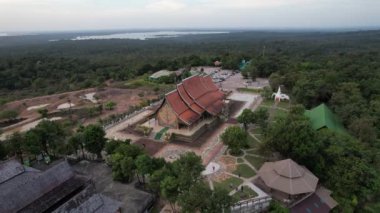 Wat Sirindhorn Wararam 'ın Ubon, Tayland, Güney Doğu Asya' daki parlayan tapınağı.