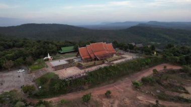 Wat Sirindhorn Wararam 'ın Ubon, Tayland, Güney Doğu Asya' daki parlayan tapınağı.