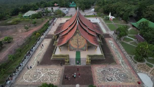 Vista Aérea Del Templo Brillante Wat Sirindhorn Wararam Ubon Tailandia — Vídeo de stock