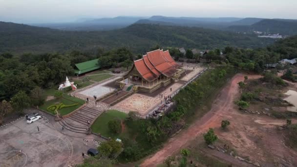 Flygfoto Över Wat Sirindhorn Wararam Glödande Tempel Ubon Thailand Sydostasien — Stockvideo