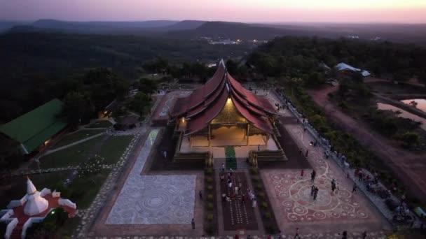 东南亚乌汶Wat Sirindhorn Wararam光芒四射的寺庙的空中景观 — 图库视频影像