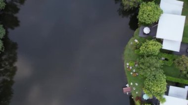 Güneydoğu Asya 'da Khao Yai, Tayland' da atları ve klasik elektrikli arabaları olan çiftlik ya da çiftlik.