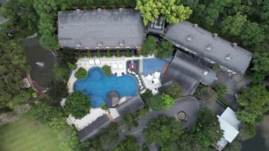 Güneydoğu Asya 'da Khao Yai, Tayland' da atları ve klasik elektrikli arabaları olan çiftlik ya da çiftlik.