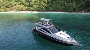 Tayland, Krabi 'deki Koh Phi Adası' ndaki maymun kumsalı manzarası.