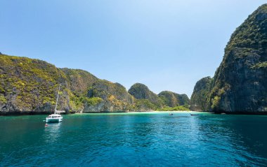 Maya Körfezi 'nin Koh Phi Leh, Krabi, Tayland' daki havadan görünüşü