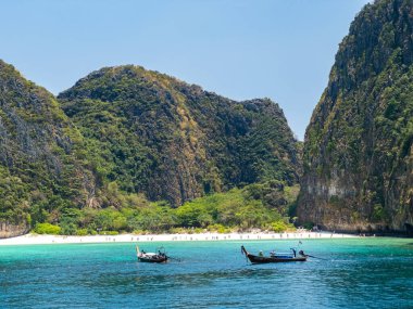 Maya Körfezi 'nin Koh Phi Leh, Krabi, Tayland' daki havadan görünüşü