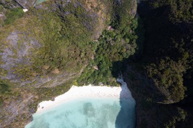 Maya Körfezi 'nin Koh Phi Leh, Krabi, Tayland' daki havadan görünüşü
