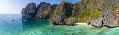 Maya Körfezi 'nin Koh Phi Leh, Krabi, Tayland' daki havadan görünüşü