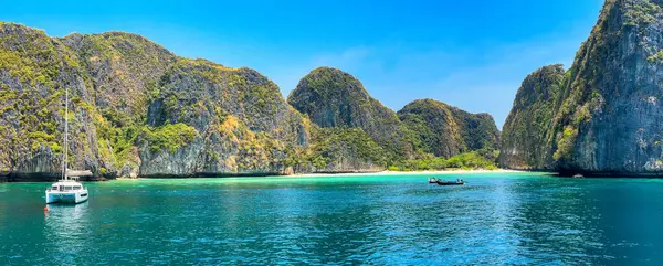 Maya Körfezi 'nin Koh Phi Leh, Krabi, Tayland' daki havadan görünüşü