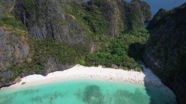 Maya Körfezi 'nin Koh Phi Leh, Krabi, Tayland' daki havadan görünüşü