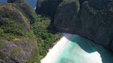 Maya Körfezi 'nin Koh Phi Leh, Krabi, Tayland' daki havadan görünüşü